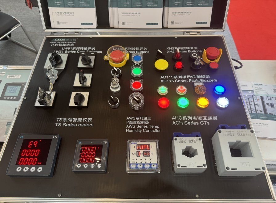 Cuadro de control de ACXION en Enlit Asia 2026 con interruptores de leva, pulsadores, luces indicadoras, medidores TS, regulador de temperatura AWS y transformadores de corriente ACH